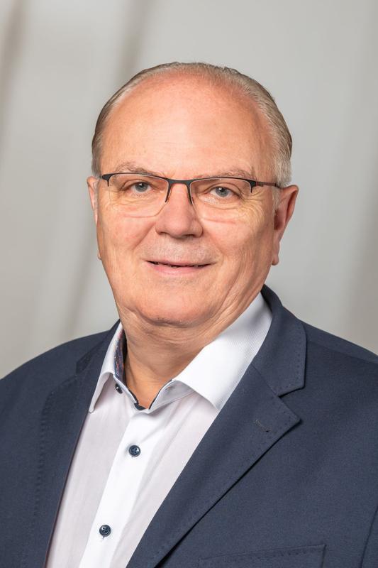 Prof. Dr. Joachim Szecsenyi, Seniorprofessor der Universität Heidelberg, Abteilung Allgemeinmedizin und Versorgungsforschung, übergibt sein Amt als Ärztlicher Direktor an Nachfolger.