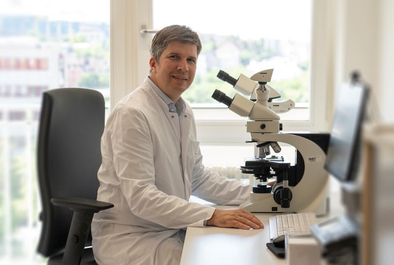 Der Kinderarzt und Privatdozent Dr. Oliver Andres erforscht in der Kinderklinik und Poliklinik am Universitätsklinikum Würzburg Blutzellkrankheiten und hat die Studie ACTIVATE geleitet. 