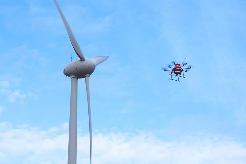 Projekt WERAN: Ein von der PTB mit Messtechnik ausgestatteter Oktokopter erfasst Messdaten in verschiedenen Höhen und Entfernungen rund um eine Windkraftanlage.