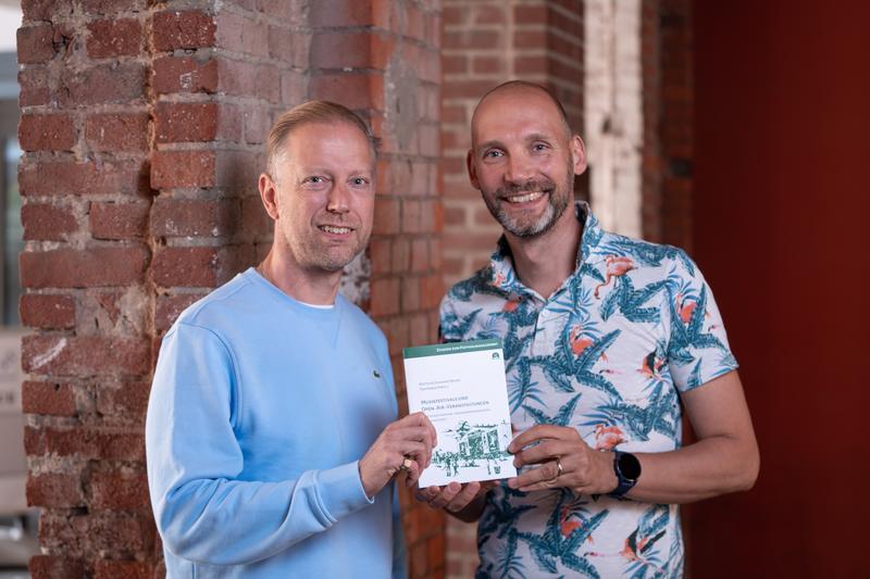 Die Autoren des neuen Buches "Musikfestivals und Open-Air-Veranstaltungen" v.l.n.r.: Festival Director Tom Naber (M.A.) und Kommunikationsexperte Prof. Dr. Matthias Johannes Bauer.