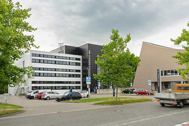 Am Campus Aspach der Hochschule Biberach entsteht das Innovations- und Technologietransferzentrum ITZ Plus (rechts im Bild)