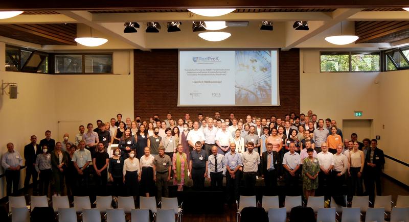 25 Forschungsteams präsentierten ihre Ergebnisse für eine ressourceneffiziente Kreislaufwirtschaft rund 180 Teilnehmenden auf der ReziProK-Transferkonferenz in Berlin. 