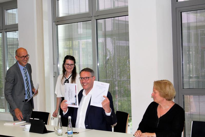 Digitalisierngsminister A. Schweitzer zu Gast an der Hochschule Ludwigshafen (v.l): Prof. Dr. Rainer Völker (IMI) – Christina Niedenbrück (IMI) – Minister Alexander Schweitzer (MASTD RLP) – Julia Troubal (MASTD RLP)