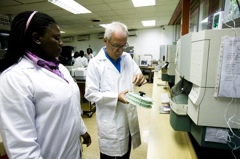 Prof. Dr. H.E. Stefan Kaufmann (rechts) führt Immunogenitätstests an menschlichen Proben durch.