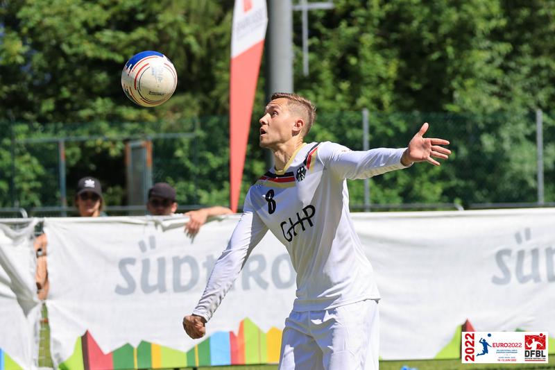 Oliver Kraut als Student der DHBW Karlsruhe und Faustballspieler erfolgreich