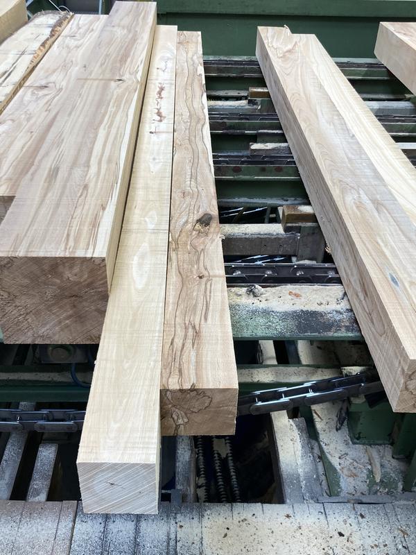 Das Kernholz der Buche (Buchenholz niedriger Qualität) findet derzeit meist als Brennholz oder Lagerholz Verwendung. 