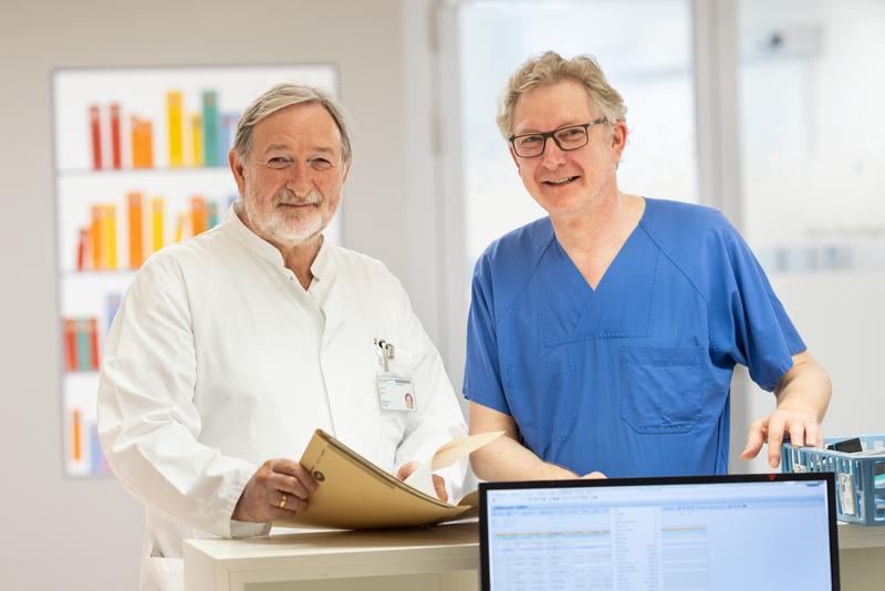 Oberarzt Dr. Wolfgang Köhler (li.) von der Klinik und Poliklinik für Neurologie betreut die erwachsenen Patienten mit ALD und anderen Leukodystrophien. Privatdozent Dr. Jörn-Sven Kühl (re.) ist pädiatrischer Experte für Stammzelltransplantation.