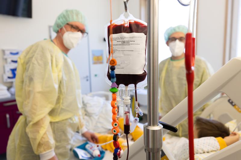 Ein Junge erhält vor einigen Wochen eine erfolgreiche Stammzelltransplantation von Dr. Jörn-Sven Kühl (li.) und seinem Kollegen Dr. Sven Starke. Dem kleinen ALD-Patienten geht es nach Aussage seiner Ärzte gut. 