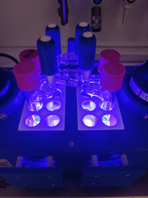 Blaues Licht kommt als Werkzeug für die Synthese komplexer Moleküle, so genannter β-Aminosäurederivate, zum Einsatz. 