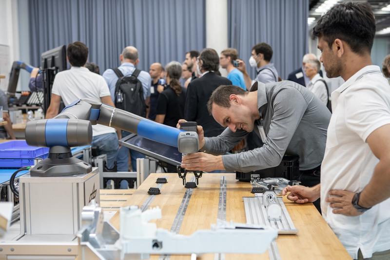 Bei einem Laborrundgang während des Kickoff-Meetings konnte Werner Kraus die DLR-Roboter in Aktion erleben.