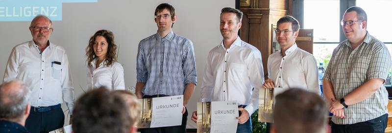 Studiengangskoordinator Prof. Dr. Dr. Heribert Popp (l.) und Professor für Künstliche Intelligenz Dr. Patrick Glauner (r.) verabschiedeten feierlich die ersten Absolventinnen und Absolventen des Bachelor-Studiengangs Künstliche Intelligenz an der THD.