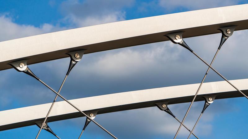 Neuer Werkstoff für eine klassische Konstruktion: Die Seile aus kohlefaserverstärktem Kunststoff und ihre Befestigung an den beiden Brückenbögen.