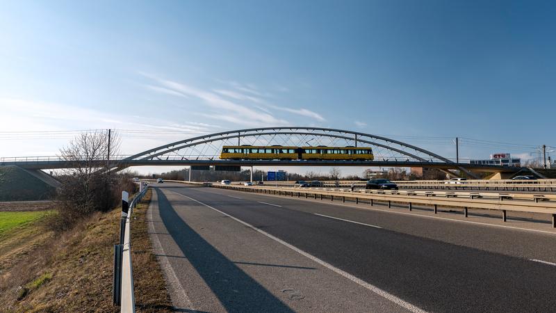 Fast 130 Meter lang, rund 1500 Tonnen schwer: Die Stadtbahnbrücke bindet Stuttgart besser an den Flughafen an.