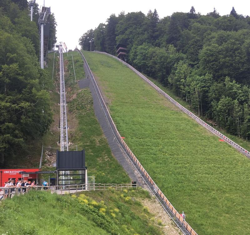 Fügt sich gut in die Landschaft ein, aber wie ist es um die Nachhaltigkeit der Heini-Klopfer-Skiflugschanze bestellt?