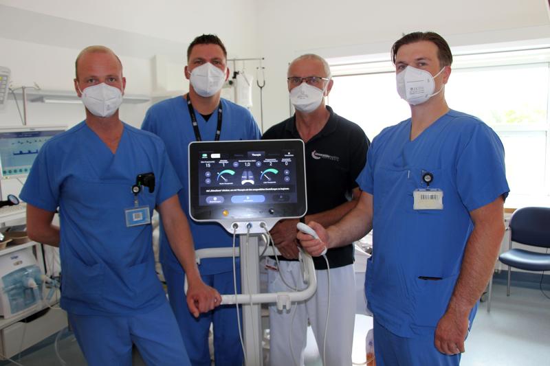 Want to significantly shorten artificial ventilation time - respiratory therapist Franco Lemke (from left), Dr. Alexander Heine, Prof. Dr. Ralf Ewert and respiratory therapist Markus Zuschke with the new AeroPace™.