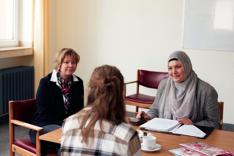 Prof. Dr. Katja Makowsky (links) und Dr. Havva Mazı haben im Projekt sieben sucherkrankte Frauen interviewt.