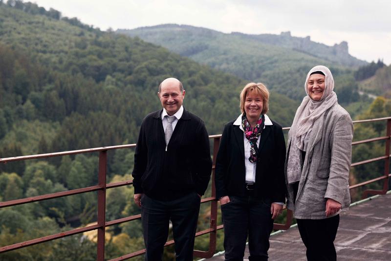 Auf dem Dach der Klinik Brilon-Wald: Chefarzt Dr. med. Turan Devrim der Klinik vermittelte den beiden Projektverantwortlichen Prof. Dr. Katja Makowsky und Dr. Havva Mazı (v.l.n.r.) die Frauen für die Interviews. 