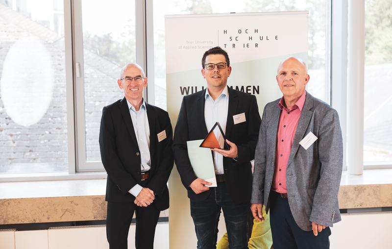 Von links nach rechts: Dr. Matthias Schmitt, IHK Trier; Michael Simon, Absolvent Fernstudium Informatik; Prof. Dr. Andreas Lux, Fachbereich Informatik Hochschule Trier