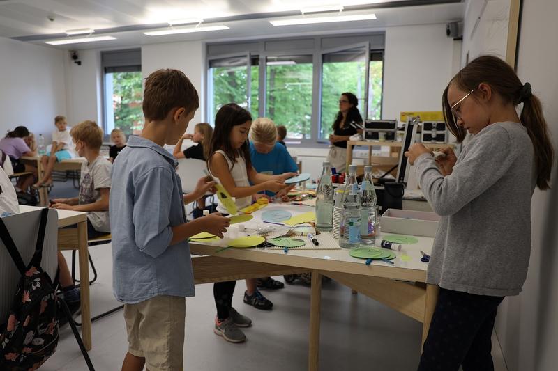 Im Rahmen der Kinder-Uni haben alle Kids die Gelegenheit, sich neuen Herausforderungen zu stellen und einen ganzen Vormittag in Ruhe eine Thematik vertiefend zu behandeln. 