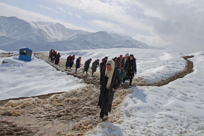 Studierende auf dem Weg zu einem JWL-Lernzentrum in der afghanischen Provinz Daikundi.