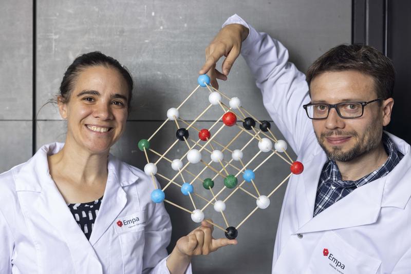 Chaos im Kristall: Michael Stuer und Amy Knorpp mit dem Modell eines «chaotischen» Kochsalzkristalls mit fünf verschiedenen Komponenten. 