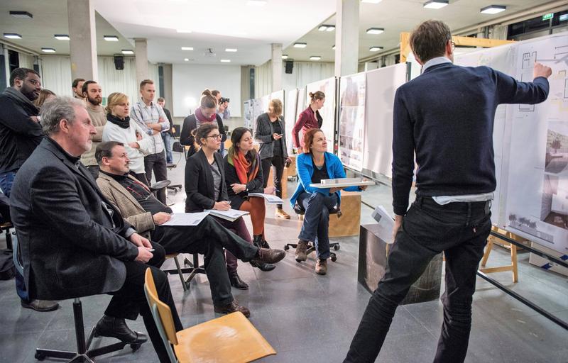 Studierende präsentieren ihre Entwürfe vor Lehrenden und Kommiliton*innen, hier im Masterstudiengang Architektur.