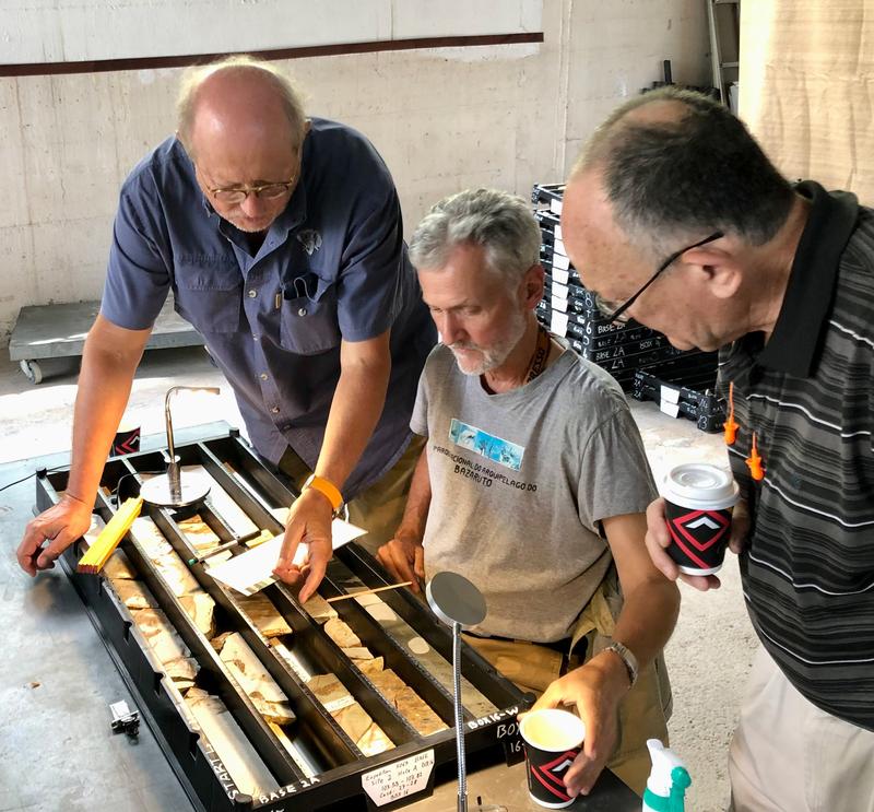 The Jena geologist Prof. Christoph Heubeck (centre), head of drilling, analyses the sedimentary structures in a former soil horizon with Prof. Wladyslaw Altermann from Pretoria (left) and core manager Chris Rippon.