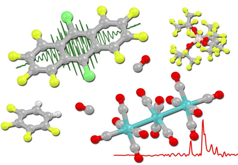 Perhaloanthracen-Radikalkationen deelektronieren Trimetalldodecacarbonyle unter Kohlenstoffmonoxid-Druck zu den ersten geclusterten Übergangsmetallkationen. 