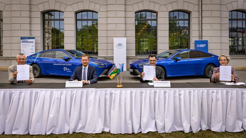 Wasserstoffunion gebildet: Prof. Dr. Gerd Strohmeier (2.v.r.) Rektor der TU Chemnitz unnitz, Prof.in Dr. Ursula M. Staudinger, Rektorin der TU Dresden und der Prorektor für Forschung und Transfer der TU Freiberg, Prof. Dr. Jörg Matschullat (l.).