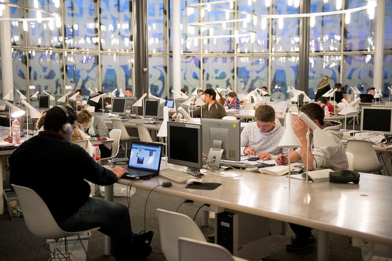 Studierende im Lesesaal der Bibliothek im Informations- Kommunikations- und Medienzentrum der BTU Cottbus-Senftenberg. 