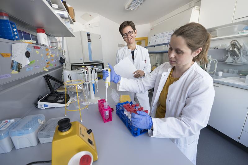 Immunology professor Martina Sester (left) with her PhD student Franziska Hielscher.
