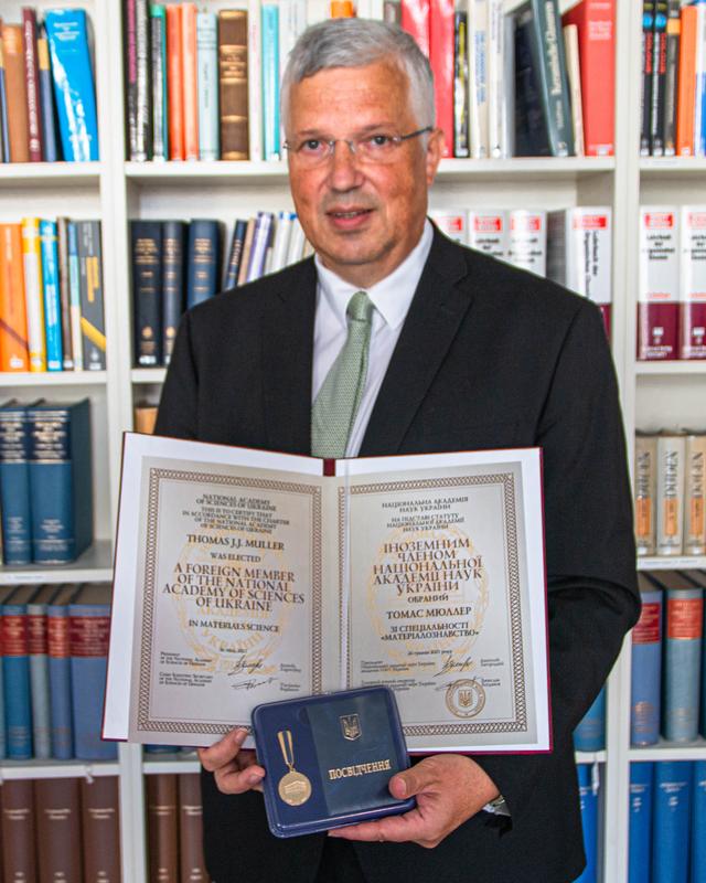 Prof. Dr. Thomas J. J. Müller mit der Aufnahmeurkunde und der zugehörigen Medaille der Ukrainischen Akademie der Wissenschaften. 