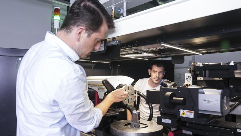 Das neue Röntgenmikroskop ermöglicht Andreas Kopp (links) und Jan Niedermeier aus dem IMFAA-Team Forschung auf dem nächsthöheren Level.