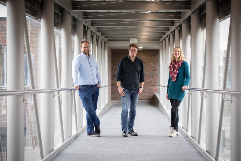 Working together to convert the energy system: Benedikt Meyer, Dr. Torben Stührmann (both University of Bremen) and Anne Nieters from Fraunhofer IFAM (from left).