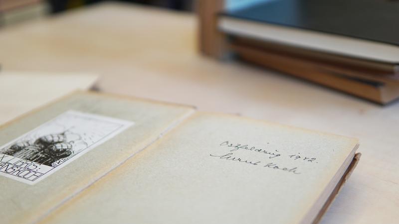 Verdächtiges Buch aus den Beständen der Bibliothek des IOS. Das Buch hat auf einer Innenseite den handschriftlichen Vermerk „Ostfeldzug 1942“. In einem Projekt untersucht das Institut seine Bestände auf Raubgut.
