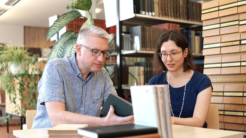 Tillmann Tegeler und Dr. Daniela Mathuber bearbeiten das Projekt, mit dem das Leibniz-Institut für Ost- und Südosteuropaforschung die Bestände seiner Bibliothek auf Raubgut untersucht.