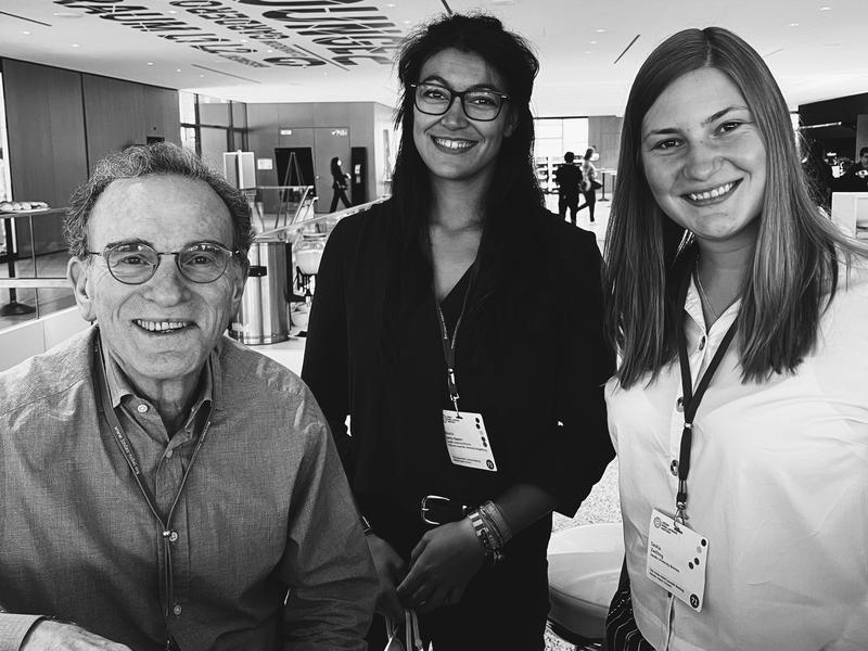 Jacobs University Absolvent:innen Nouria Jantz-Naeem (Mitte) und Saskia Zwilling (rechts) mit Randy Schekman, Biochemiker und Nobelpreisträger 2013 und Ehrendoktor der Jacobs University. 