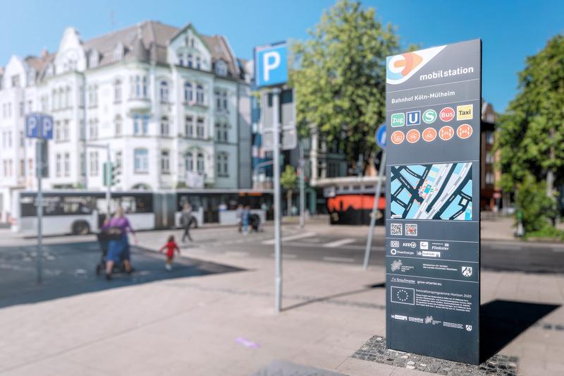 Infotafel der Mobilstation am Bahnhof Köln-Mülheim.