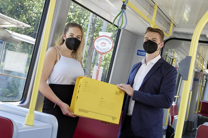 Beim Crowdsourcing Delivery nehmen Menschen, die sich mit öffentlichen Verkehrsmitteln in der Stadt bewegen, freiwillig Sendungen von einer Paketstation zu einer anderen mit.