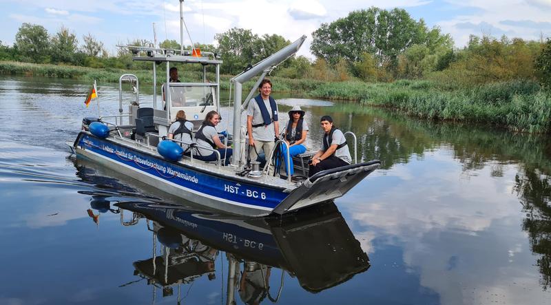 Glyphosatspurensuche in der Warnow, einigen ihrer Zuflüssen und in der Ostsee: Für die Probennahme zu Wasser nutzten die IESO-Wissenschaftsolympioniken das IOW-Forschungsboot Klaashahn.