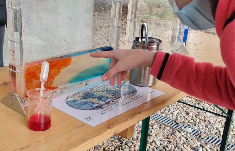 Mit verschiedenfarbigem warmen und kalten, mehr oder weniger salzhaltigen Wasser kann im Schülerlabor des GFZ untersucht werden, wie Meeresströmungen entstehen.