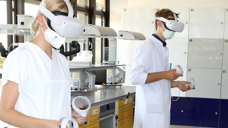 Neuland für Studenten der Zahnmedizin. Sie durften den Prototypen der VR-Lehre in der Zahnmedizin selbst testen. 