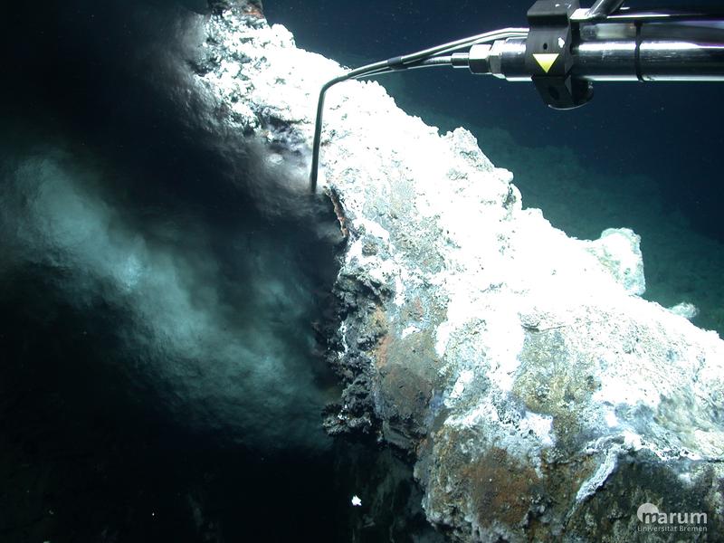 The temperature measurement with the MARUM-QUEST in the outflow opening of the black smoker showed that the fluids at the newly discovered hydrothermal field are more than 300°C hot. 