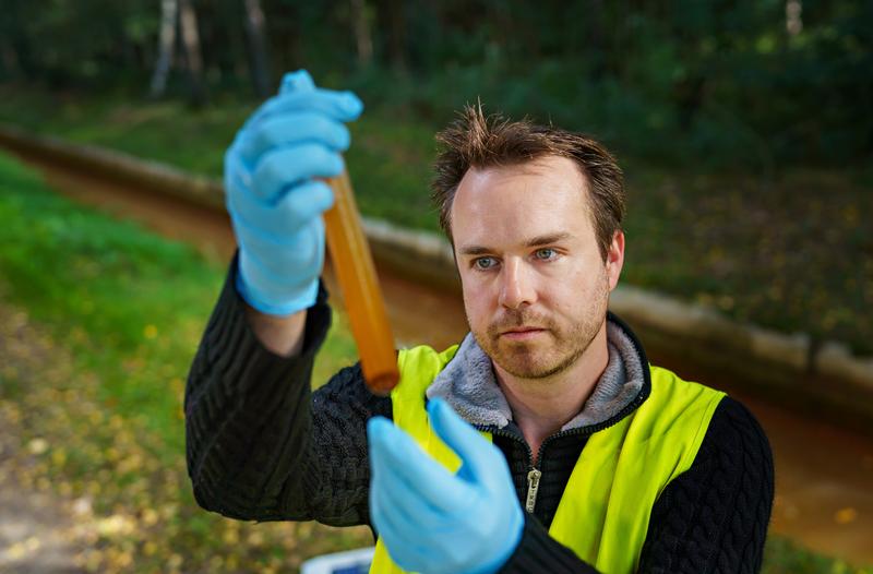 Welche Wertstoffe stecken im Grubenwasser? Dr. Bastian Reker vom Forschungszentrum Nachbergbau untersucht im Projekt „IAW3³“ das Potential neuer Aufbereitungstechnologien.