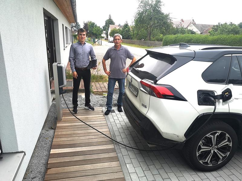 Vincent Gramlich, wissenschaftlicher Mitarbeiter des Fraunhofer FIT (links) und Thorsten Zoerner, Geschäftsführer der StromDAO (rechts), in Elsterheide.