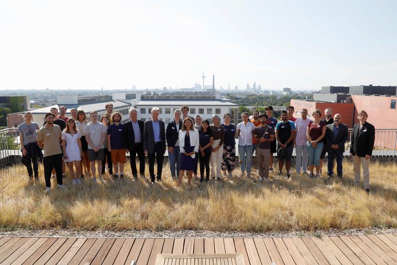 Frankfurt's mayor Dr. Nargess Eskandari-Grünberg and organisor Prof. Laura Sagunski from Goethe University (front middle) with participants and lecturers of the EXPLORE summer school