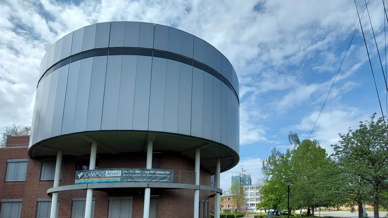 Das markante Bauwerk an der Warnemünder Zufahrt beherbergt das Maritime Simulationszentrum (MSCW) des Bereiches Seefahrt, Anlagentechnik und Logistik.