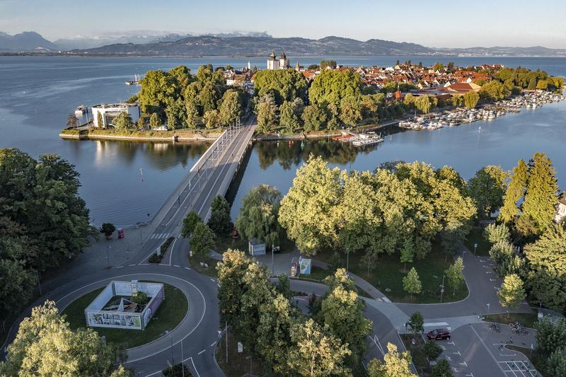 A picture gallery in front of Lindau Island awaits the Laureates.