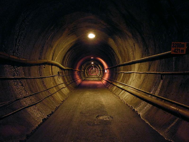 Das Äspö Hard Rock Laboratory, in dem die „Tiefe Biosphäre“ untersucht wurde, ist ein weit verzweigtes Tunnelsystem in der Nähe von Oskarshamn, Schweden, das fast 500 m tief reicht und sich dabei teilweise bis unter die Ostsee erstreckt.
