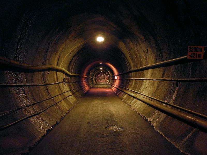 Das Äspö Hard Rock Laboratory, in dem die „Tiefe Biosphäre“ untersucht wurde, ist ein weit verzweigtes Tunnelsystem in der Nähe von Oskarshamn, Schweden, das fast 500 m tief reicht und sich dabei teilweise bis unter die Ostsee erstreckt.